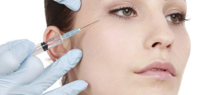 Frau bekommt Spritze gegen Falten - Botox